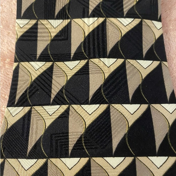 Elegant Black and Gold Men's Tie - Picture 2 of 8